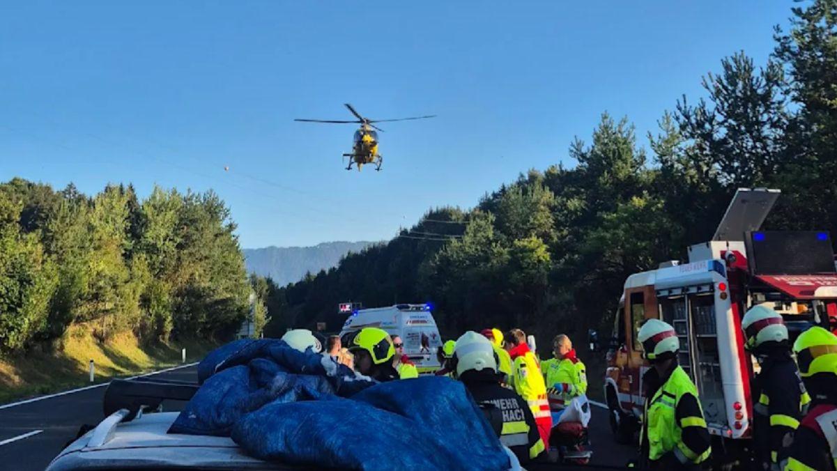 O familie cu 3 copii, captivă în mașina cuprinsă de flăcări după un accident. Oamenii au stat să priveacă