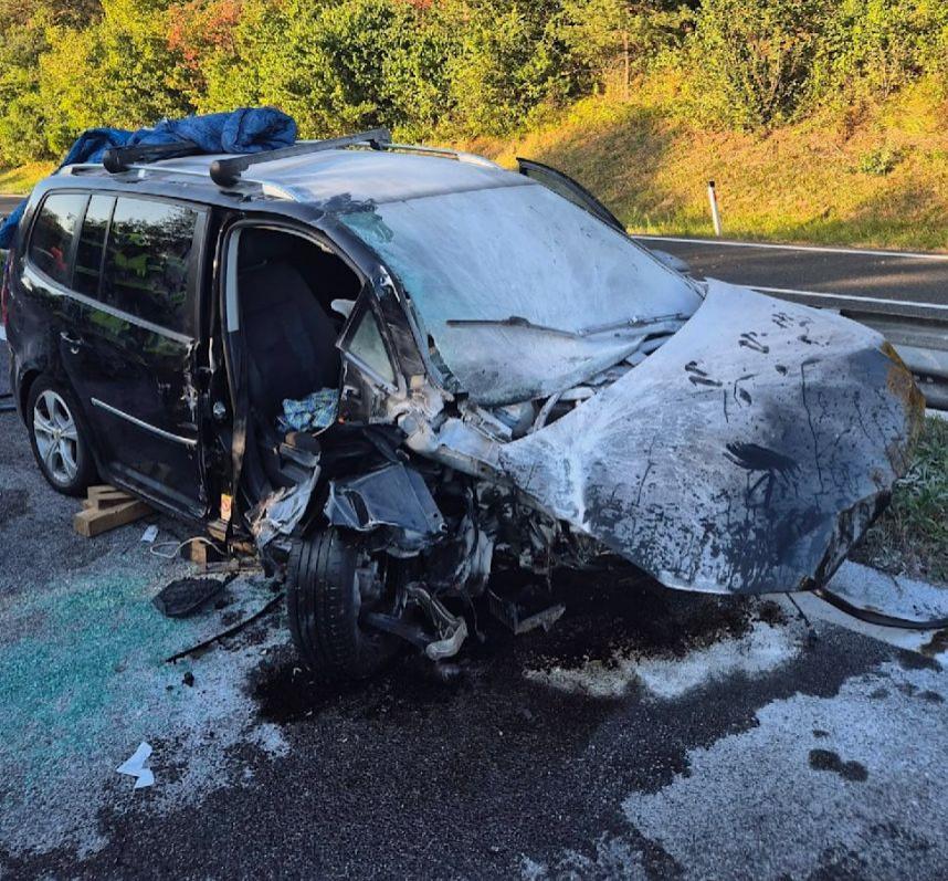 O familie cu 3 copii, captivă în mașina cuprinsă de flăcări după un accident. Oamenii au stat să priveacă