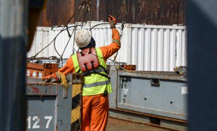 Lucrător pe platformă industrială offshore. Imagine ilustrativă