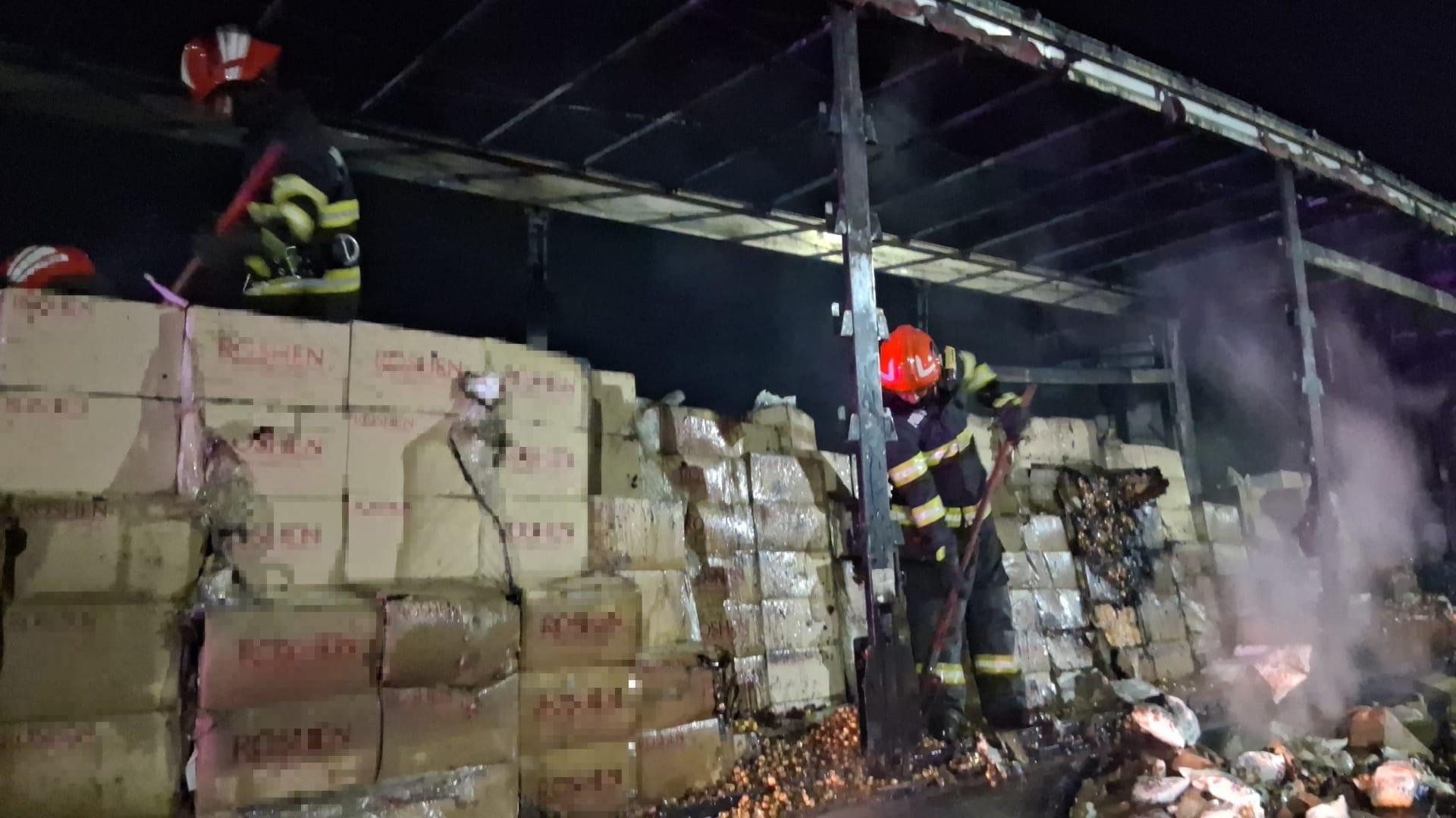 Autotren cuprins de flăcări lângă Giurgiu. 80% din încărcătura cu bomboane a fost distrusă