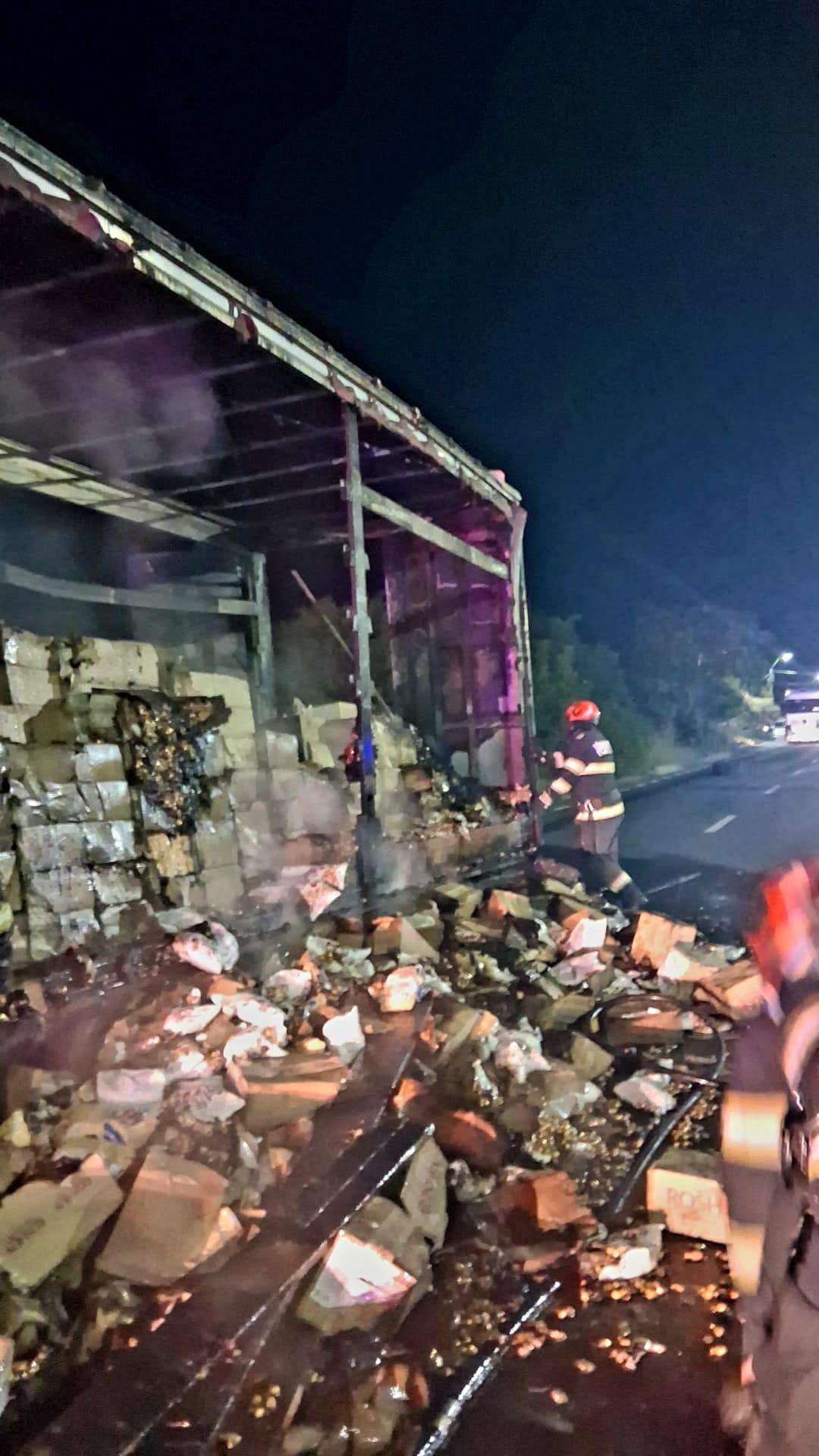 Autotren cuprins de flăcări lângă Giurgiu. 80% din încărcătura cu bomboane a fost distrusă