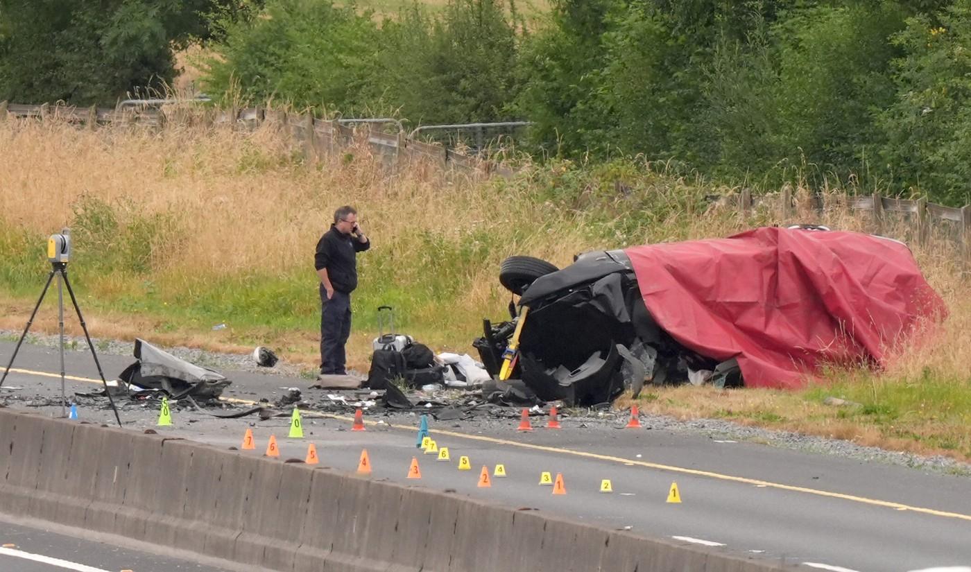 Cinci adolescenți mascaţi au murit striviţi într-un BMW furat, după ce au intrat într-o maşină pe contrasens