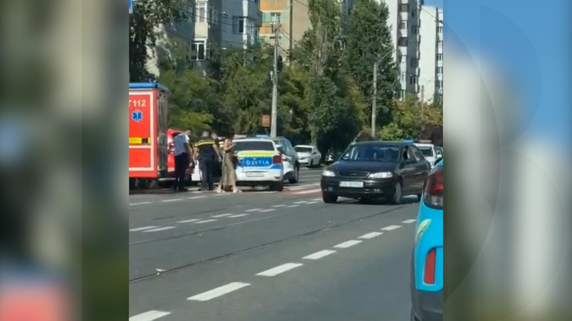 Filmul tentativei de omor din Galaţi. Tânăra, salvată de un şofer care a protejat-o cu maşina
