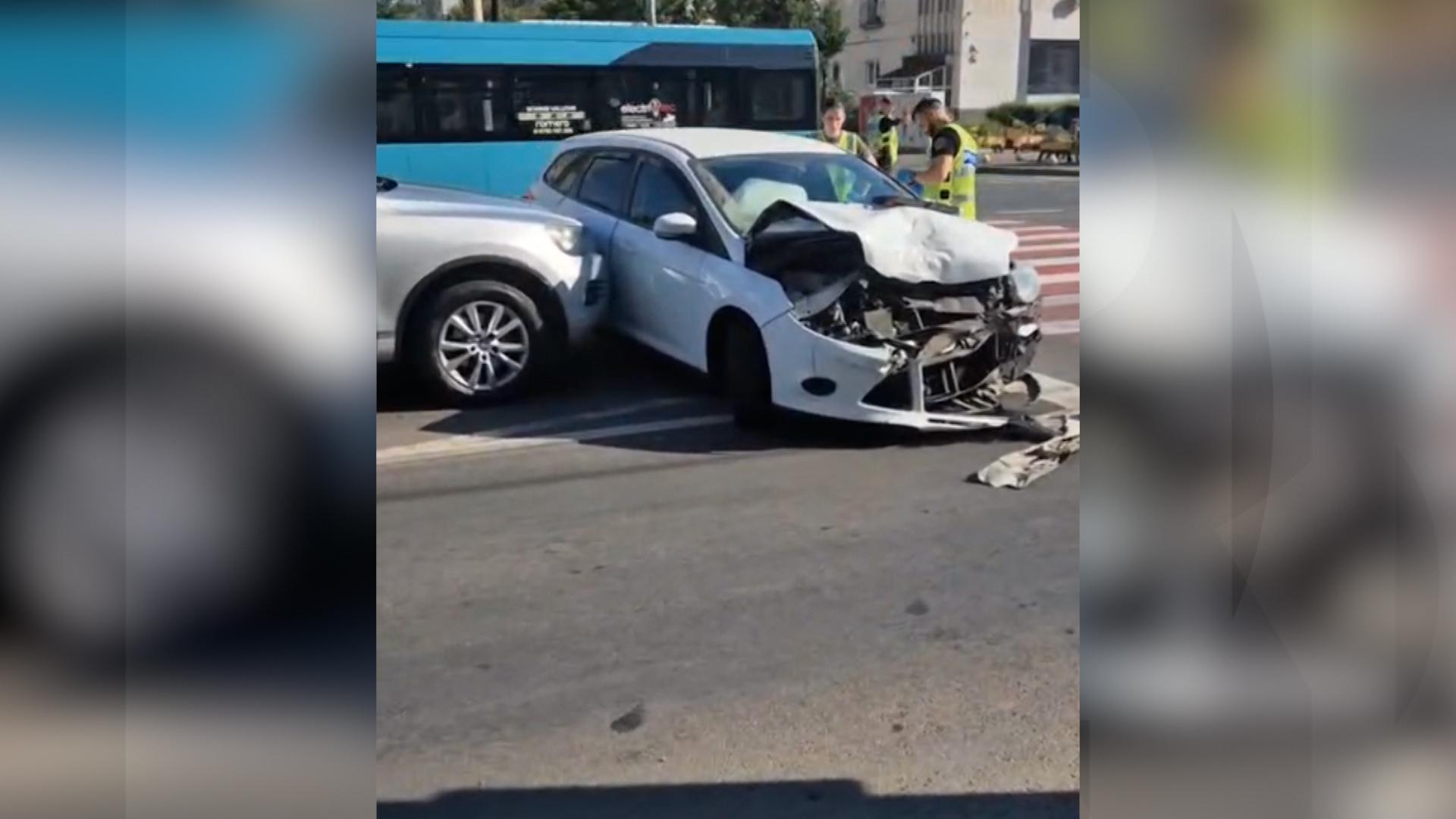Filmul tentativei de omor din Galaţi. Tânăra, salvată de un şofer care a protejat-o cu maşina