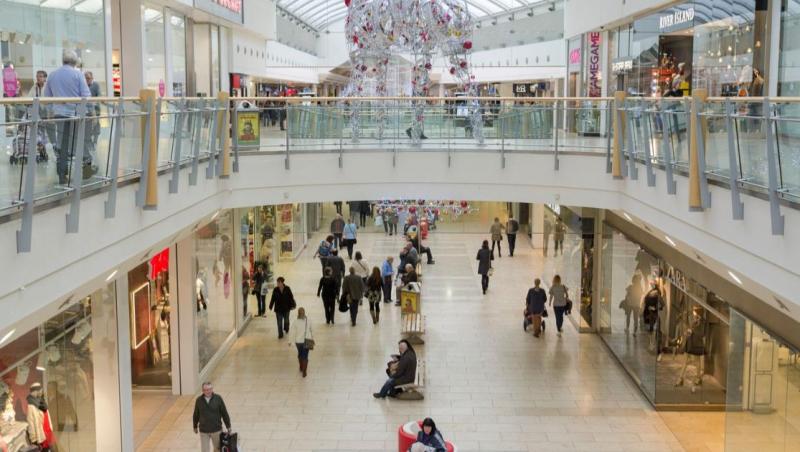 Miliarde de euro lăsate în mall-uri. Câţi bani au cheltuit românii în marile centre comerciale, în 2025