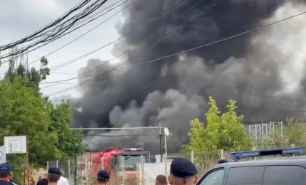 Incendiu violent în apropierea rafinăriei Lukoil din Ploieşti. Populaţia, avertizată