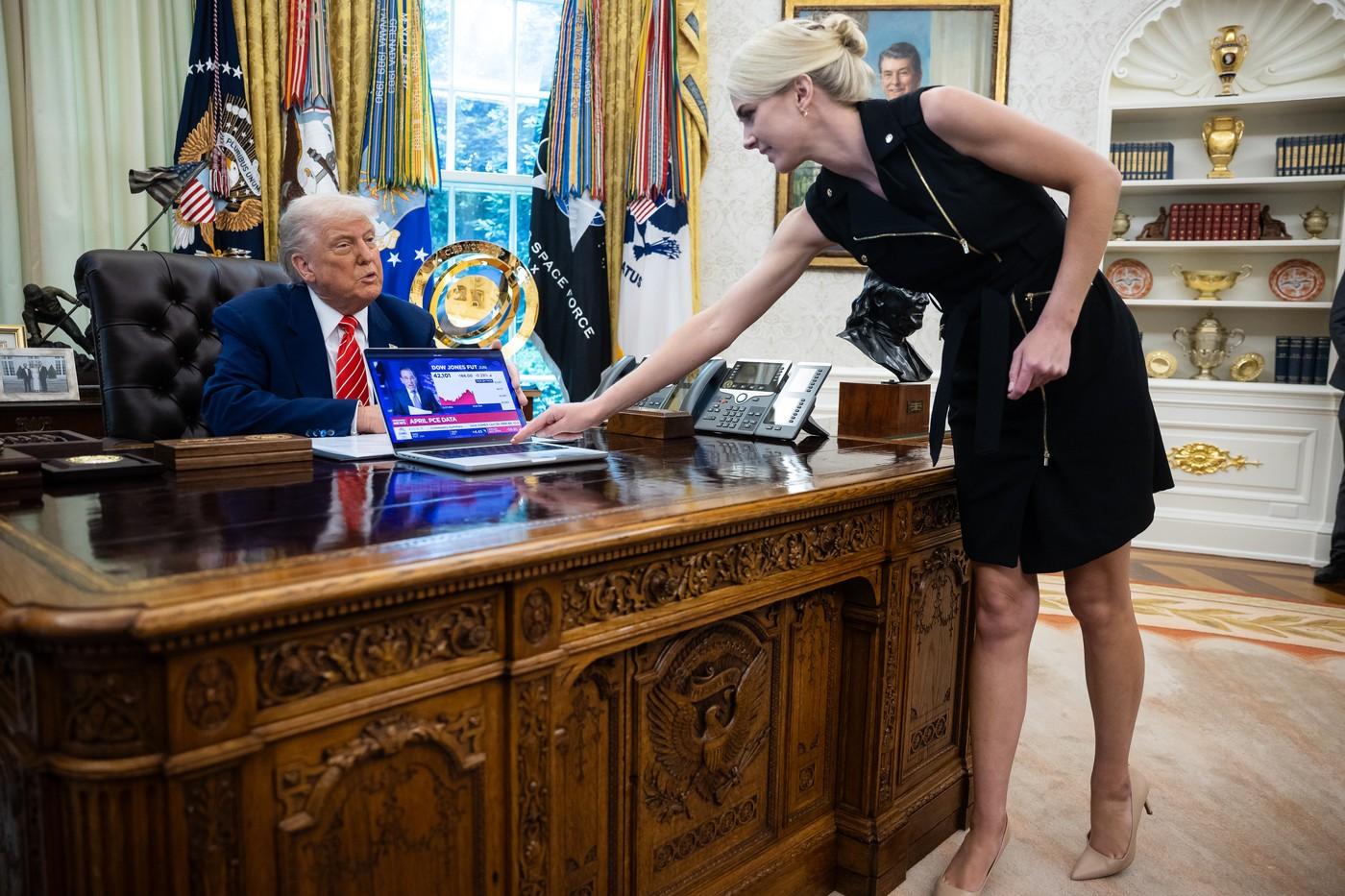Cine este Natalie Harp, asistenta care îi scrie postările lui Trump. S-a urcat în portbagaj să îi fie alături