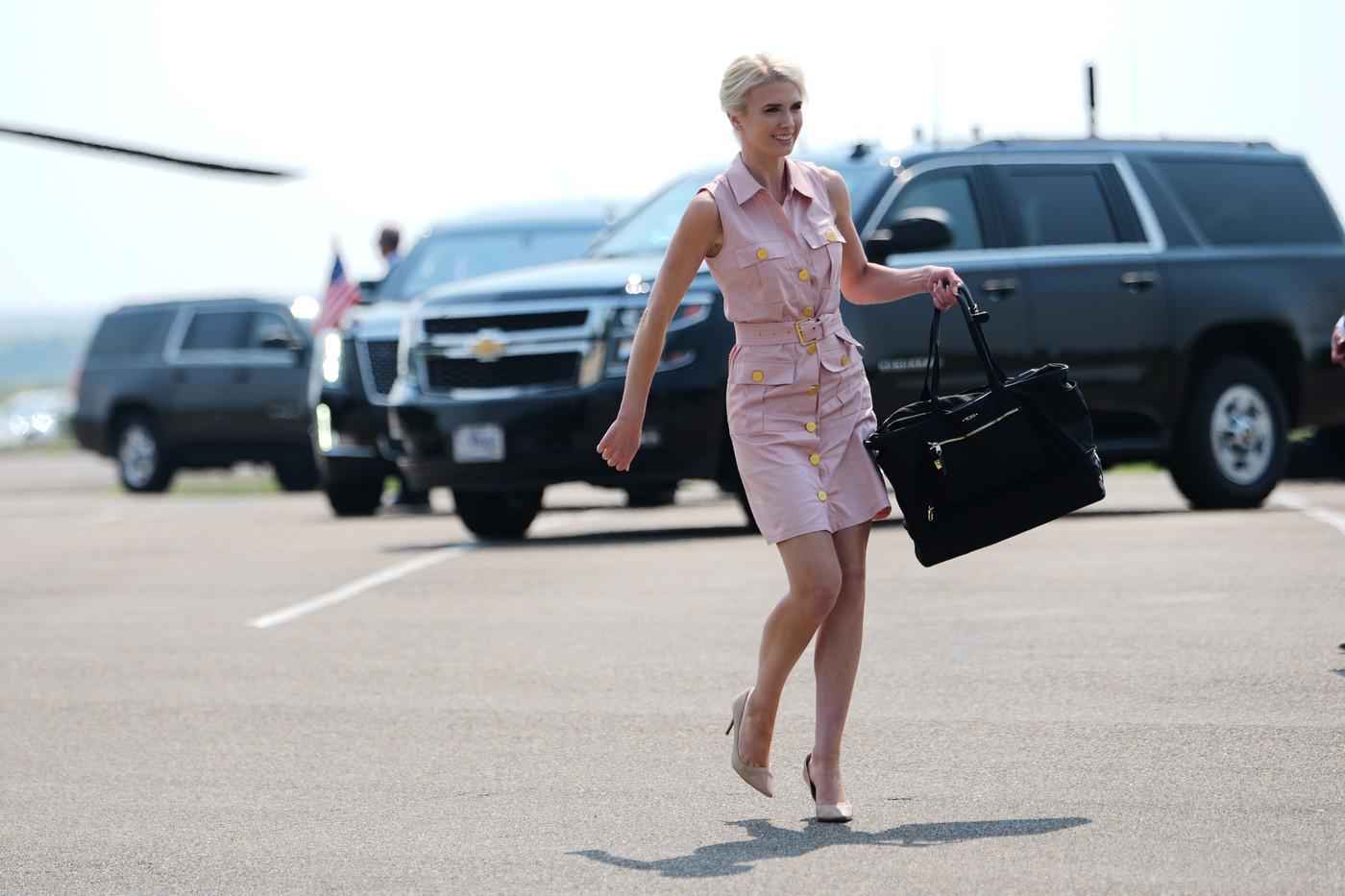 Cine este Natalie Harp, asistenta care îi scrie postările lui Trump. S-a urcat în portbagaj să îi fie alături