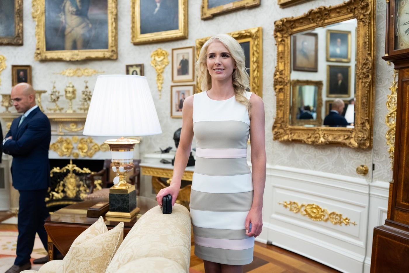 Cine este Natalie Harp, asistenta care îi scrie postările lui Trump. S-a urcat în portbagaj să îi fie alături