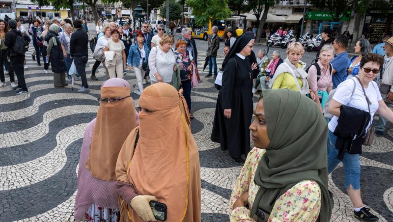 Portugalia interzice oficial portul vălului musulman în public. Măsura, la iniţiativa extremei drepte