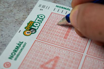 Cine este femeia care a câştigat 10 milioane de euro la loto: "O minune care mi-ar putea salva viaţa"