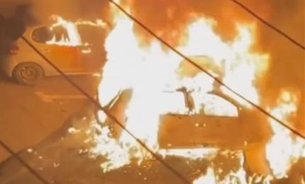 Două maşini, scrum după un incendiu în Oradea. Poliţia spune că focul a fost pus intenţionat