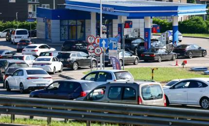 Cozi și raționalizare în Rusia. 70% dintre benzinării au rămas fără combustibil, după atacurile ucrainene