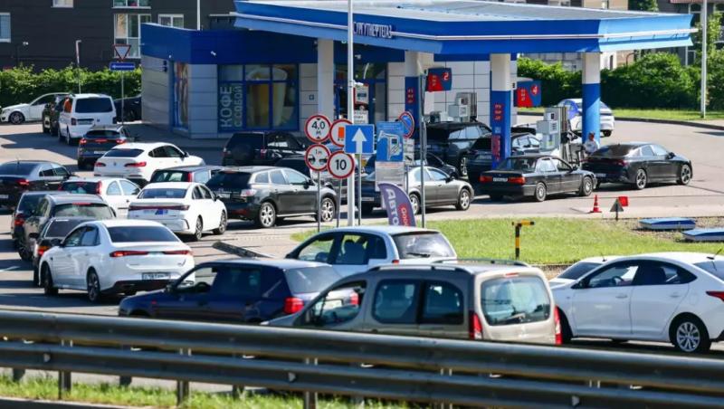Cozi și raționalizare în Rusia. 70% dintre benzinării au rămas fără combustibil, după atacurile ucrainene