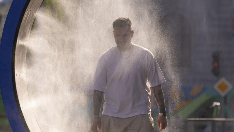 Canicula se intensifică în toată ţara, cu temperaturi de 40 de grade. De sâmbătă vor fi şi furtuni