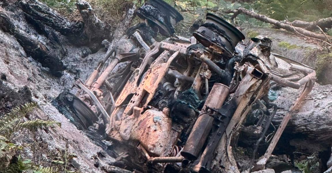 Un mort şi 3 răniţi după ce o maşină s-a prăbuşit într-o râpă din zona Cheia şi a luat foc