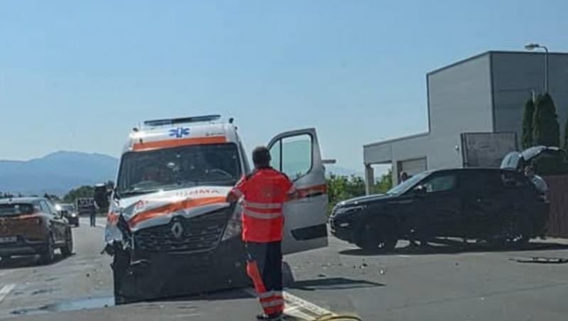 Accident între o ambulanţă şi o maşină, în Braşov. 5 persoane au ajuns la spital