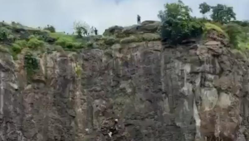 Un conflict pornit de la un telefon a dus la moartea unei familii. Cei 3 membri s-au prăbușit de pe o stâncă