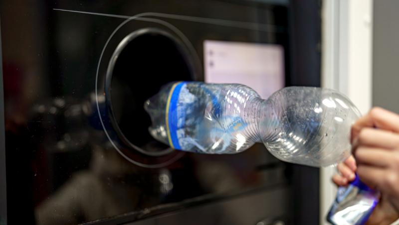 Un bărbat a reciclat peste 1 milion de PET-uri, timp de 10 ani. Câți bani a făcut