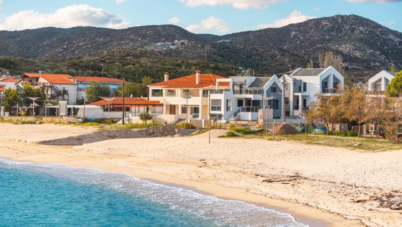 Case de vacanţă de la 2.500 € într-o destinaţie iubită de români. Cât costă proprietăţile la malul mării