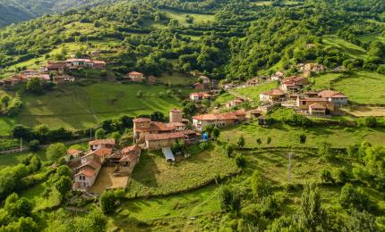 Satul în care mai trăieşte un singur bătrân. Refuză să plece la oraş şi îşi face cumpărăturile o dată pe lună