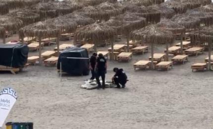 Încă un fragment de dronă, găsit printre şezlonguri pe plaja din Olimp. Avea încărcătură explozivă