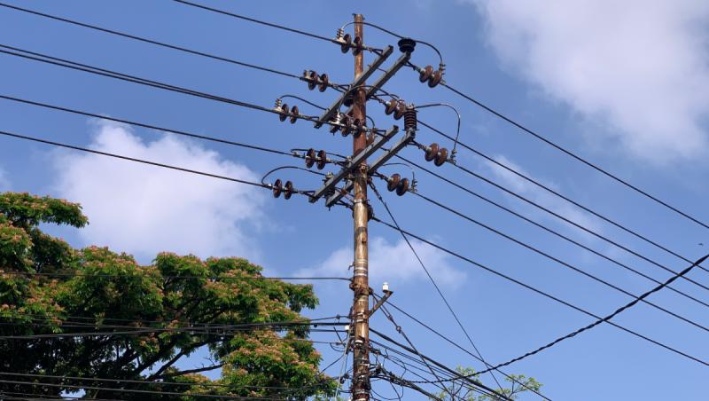 Tragedie într-un sat din Bacău, după ce un stâlp de electricitate a căzut peste doi oameni. Un bărbat a murit