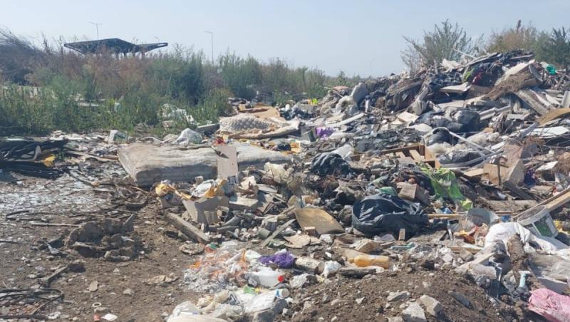 Satul din România unde tone de gunoaie sunt arse pe spaţiul public. Controlul s-a lăsat cu amenzi usturătoare