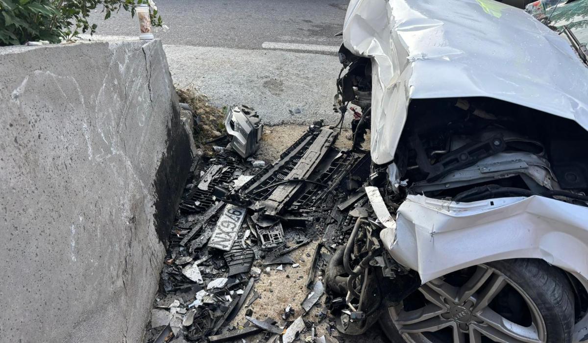 Accident cumplit în Cornereva. Un tânăr de 18 ani a murit după ce maşina s-a izbit de un zid de beton