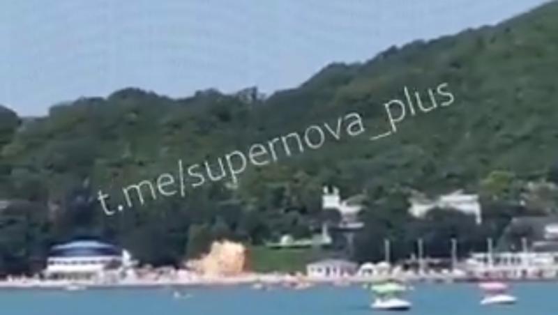 Momentul în care o dronă ucraineană lovește o plajă aglomerată din Rusia. Patru oameni au murit