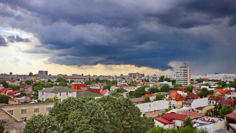 Vreme la extreme în România. Cod galben de vijelii în 10 judeţe, alertă de caniculă în alte 13
