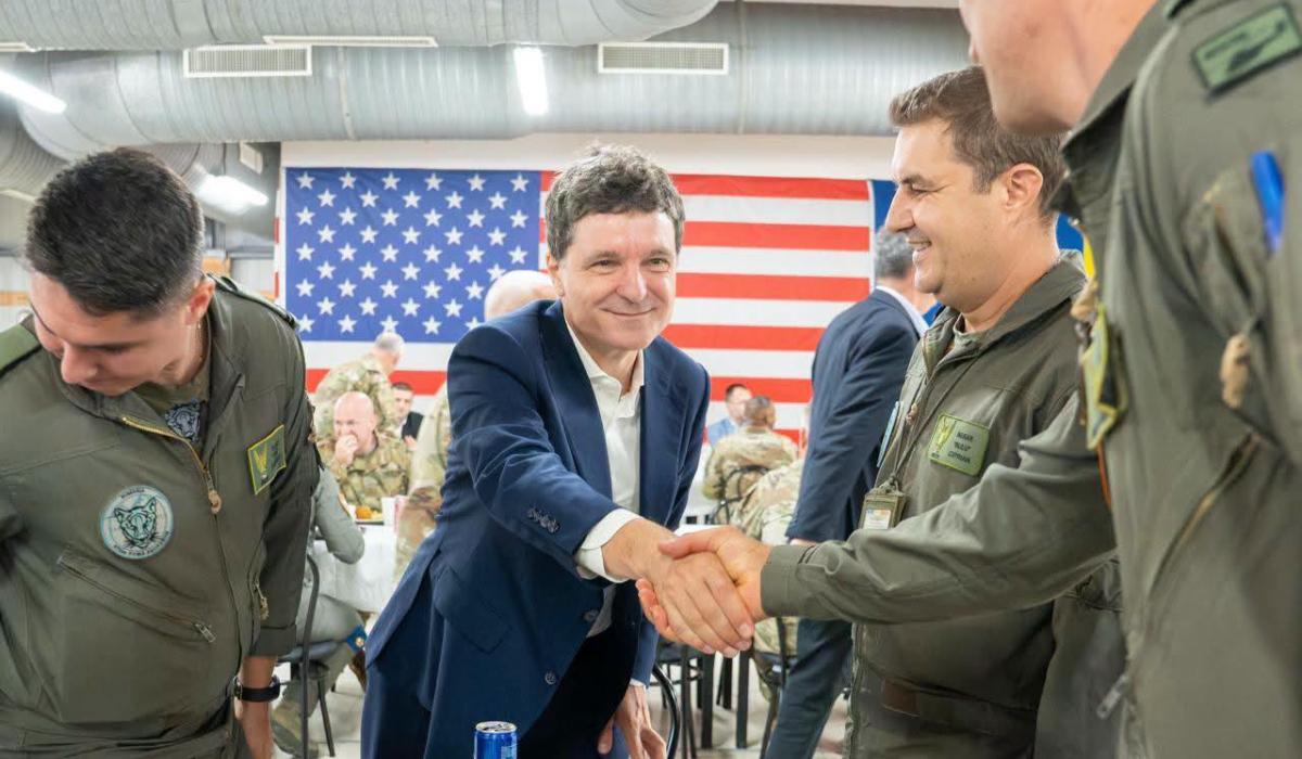 Nicuşor Dan, la popotă cu militarii de la Kogălniceanu. Cum a decurs întâlnirea cu delegaţia Congresului SUA