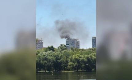 Incendiu puternic într-un bloc din Sectorul 3. Zeci de locatari s-au evacuat înainte să ajungă pompierii
