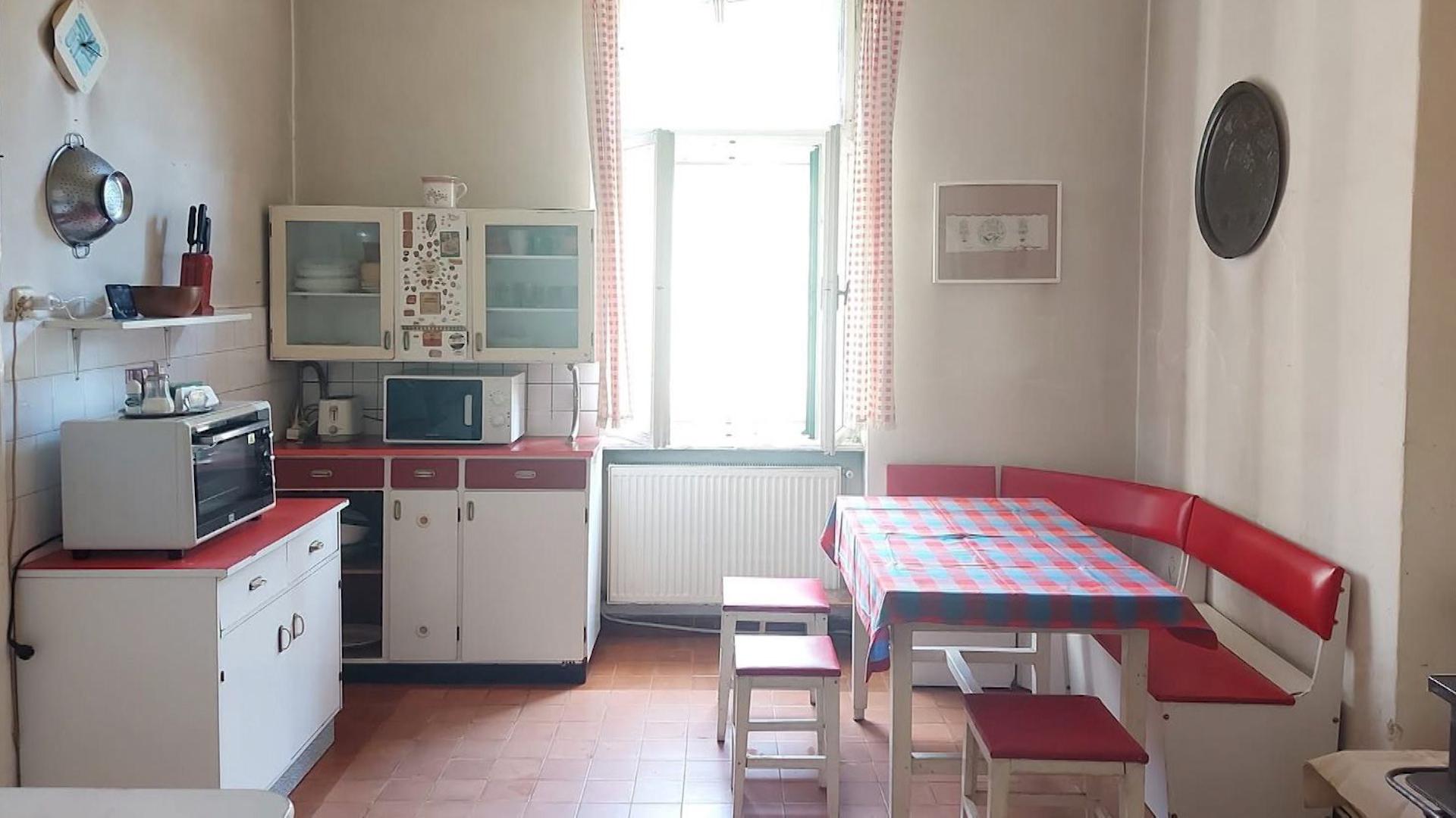 Cu cât se închiriază un apartament comunist nerenovat la Cluj pentru festival. "Dormi în pat cu Vlad Ţepeş"