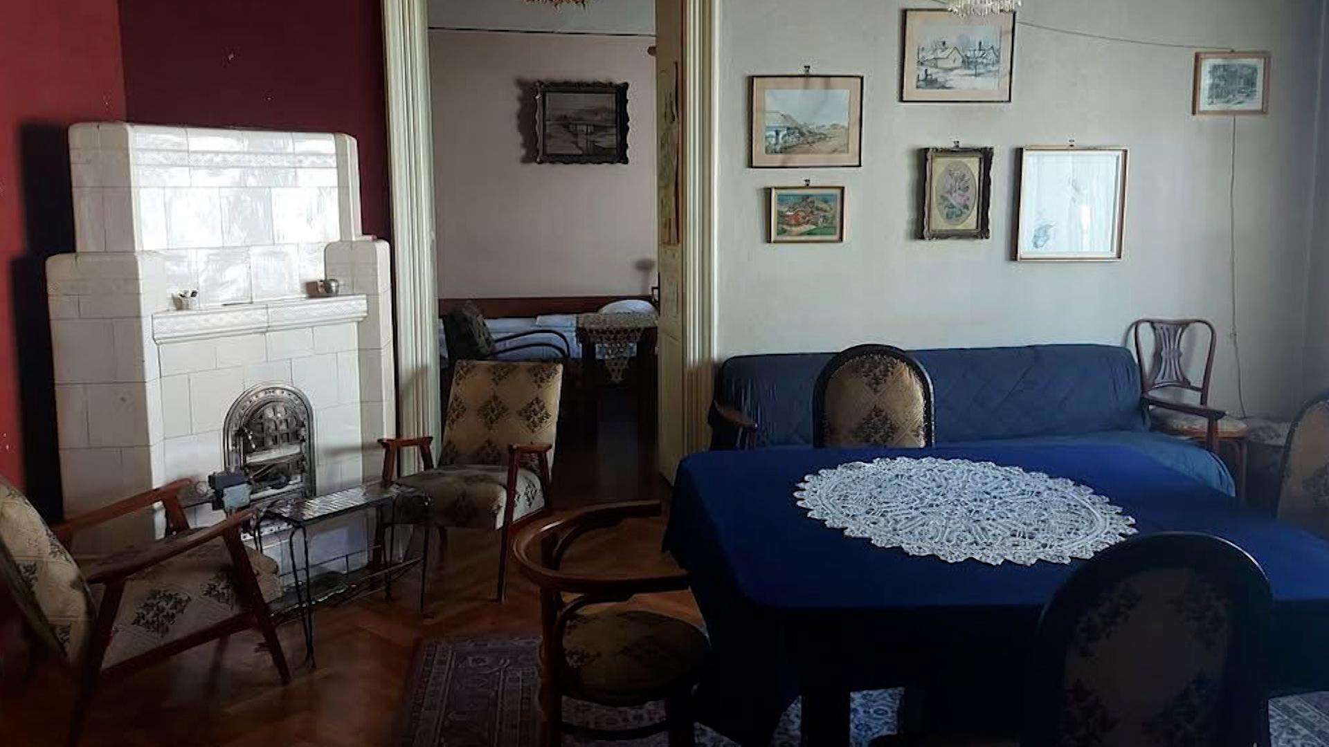 Cu cât se închiriază un apartament comunist nerenovat la Cluj pentru festival. "Dormi în pat cu Vlad Ţepeş"