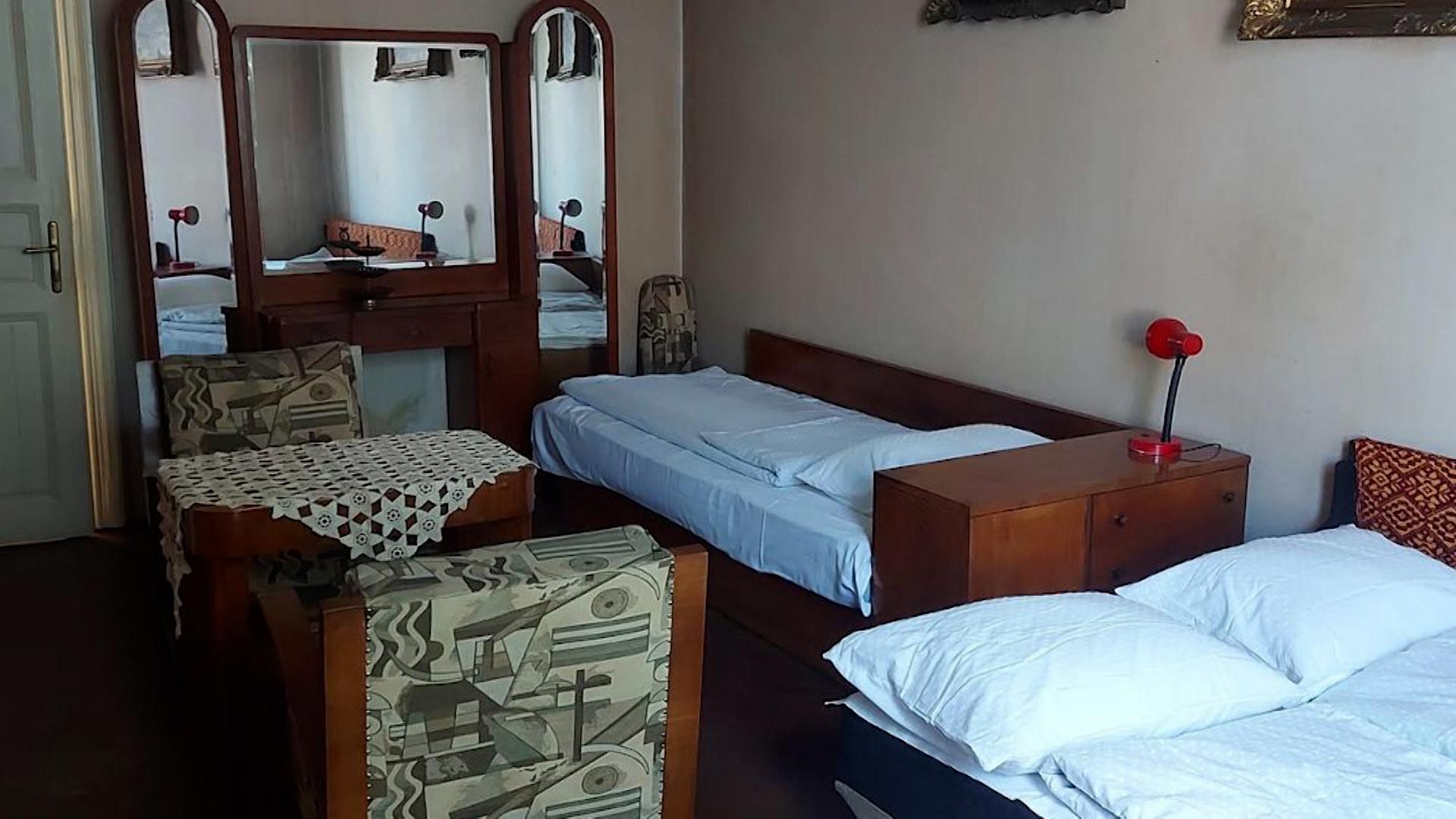Cu cât se închiriază un apartament comunist nerenovat la Cluj pentru festival. "Dormi în pat cu Vlad Ţepeş"