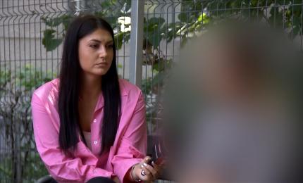 "Tremuram toată". Mărturia femeii de 75 de ani convinsă să dea 50.000 de lei unor escroci prinşi în flagrant