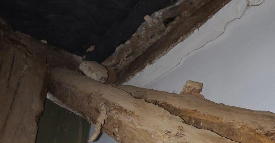"Un pas şi cădea pe mine". O femeie a scăpat la limită după ce tavanul dintr-o clădire monument s-a prăbuşit