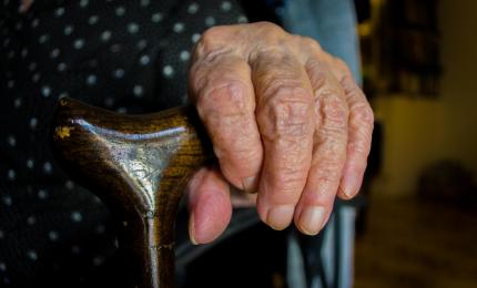 7 bătrâni, relocaţi de urgenţă dintr-un cămin privat din Neamţ. Ce nereguli grave au descoperit autorităţile
