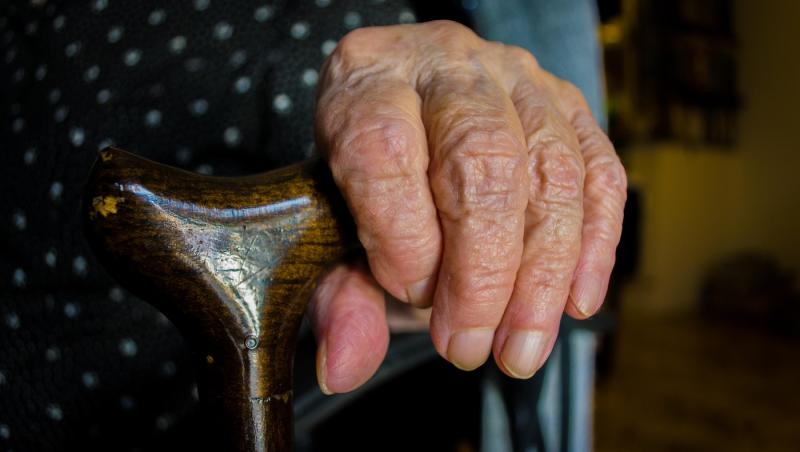 7 bătrâni, relocaţi de urgenţă dintr-un cămin privat din Neamţ. Ce nereguli grave au descoperit autorităţile