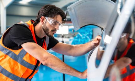 Industria care are nevoie disperată de angajaţi tineri. Nu ai nevoie de facultate pentru salarii cu şase cifre
