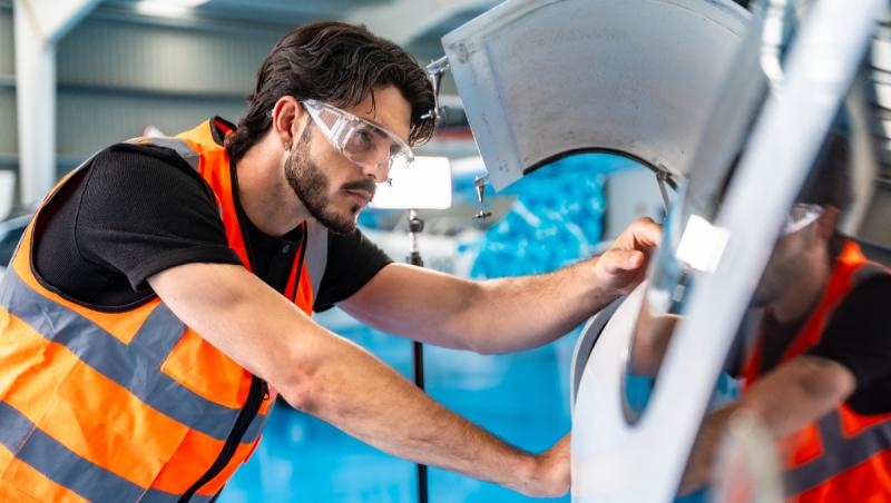 Industria care are nevoie disperată de angajaţi tineri. Nu ai nevoie de facultate pentru salarii cu şase cifre