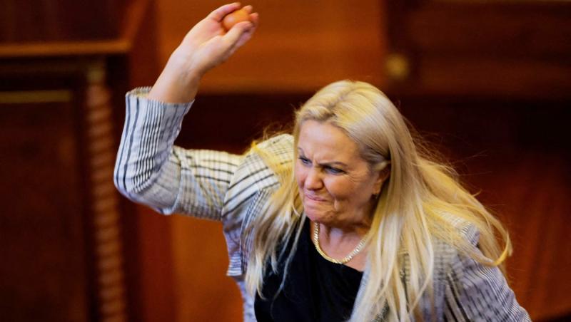 VIDEO. Momentul în care premierul interimar din Kosovo este atacat cu ouă de o parlamentară din opoziție