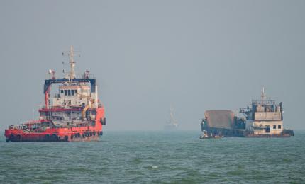 Două nave de sprijin în largul coastelor din Bandar Abbas, sudul Iranului, pe 21 iulie 2026.