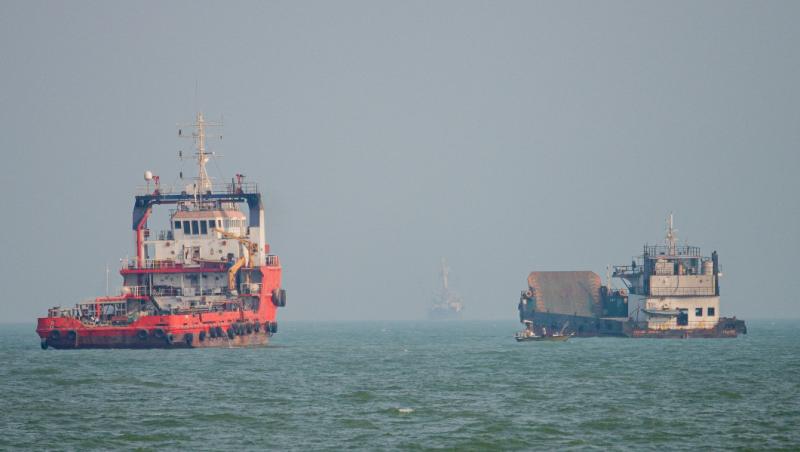 Două nave de sprijin în largul coastelor din Bandar Abbas, sudul Iranului, pe 21 iulie 2026.
