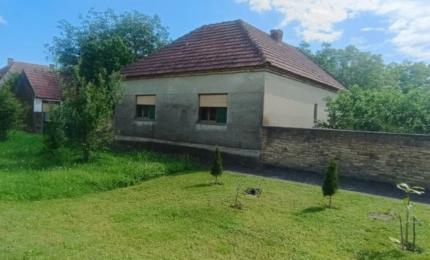 Satul unde 2 case se vând cu 22.000 €. În preț intră și mobilierul