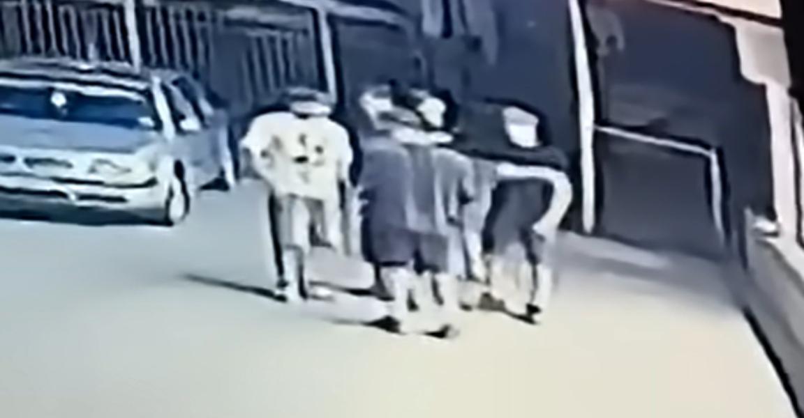 Momentul în care un tânăr de 25 de ani este snopit în bătaie, în Bacău, de un boxer de 17 ani