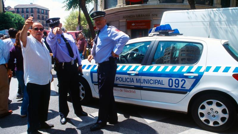 Un român a vrut să-şi dea foc după ce autorităţile din Spania au vrut să-i ia copilul cu dizabilităţi
