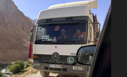 Camion cu numere de Olt, surprins în Afganistan: "Ce făcurăți, bă, nărozilor? Vă rătăcirăți?"