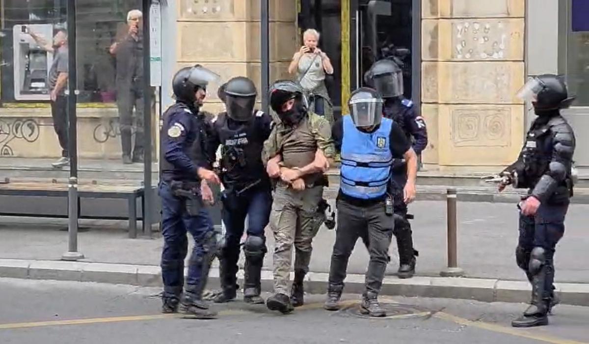Mai mulţi manifestanţi, reţinuţi de forţele de ordine